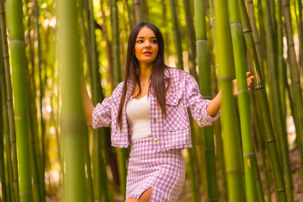 Młoda Biała Dziewczyna Różowej Spódnicy Bambusowym Lesie Ciesząc Się Miastem — Zdjęcie stockowe