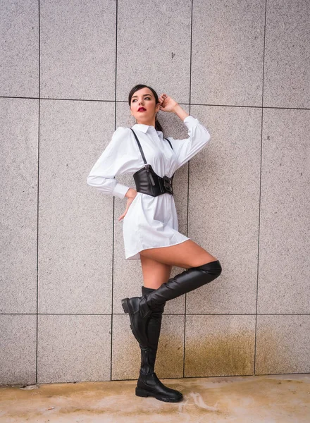 Joven Chica Caucásica Con Camisa Blanca Botas Cuero Negro Disfrutando — Foto de Stock