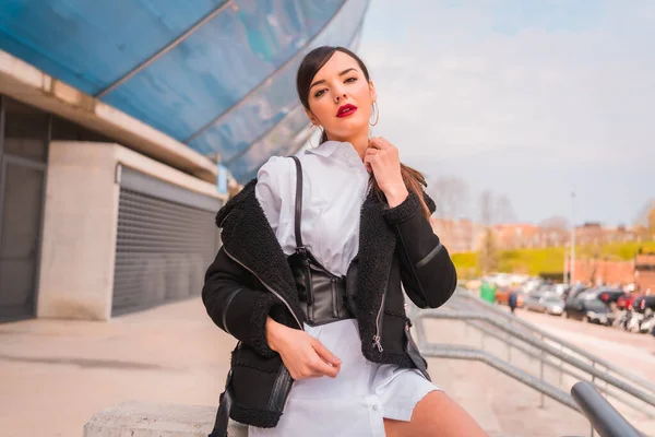 Młoda Kaukaska Dziewczyna Białej Koszuli Czarnych Skórzanych Butach Cieszący Się — Zdjęcie stockowe