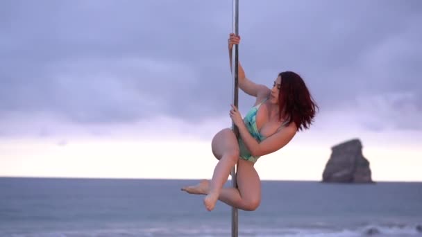 Giovane Ragazza Caucasica Esibendosi Pole Dance Una Bella Spiaggia Acrobat — Video Stock