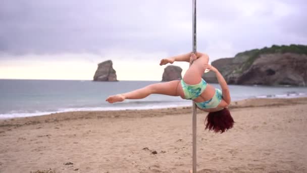 Młoda Biała Dziewczyna Tańcząca Rurze Pięknej Plaży Polak Akrobacje Taneczne — Wideo stockowe