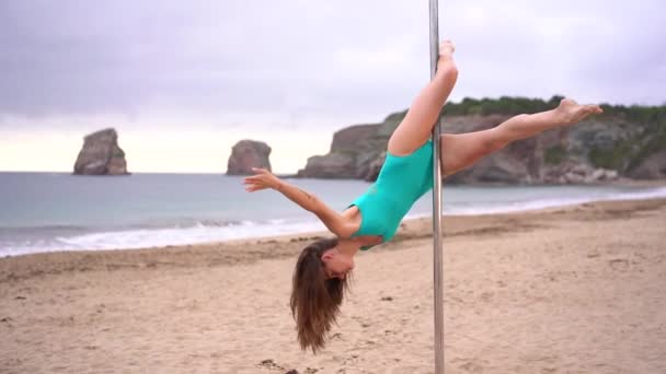 Młoda Biała Dziewczyna Tańcząca Rurze Pięknej Plaży Acrobat Wykonujący Taniec — Wideo stockowe