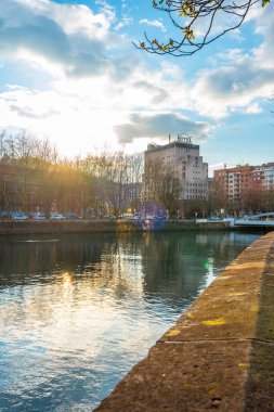 San Sebastian 'ın Uremea Nehri' nde gün batımı, bir bahar sabahı turistik bir şehir. Gipuzkoa, Bask Ülkesi