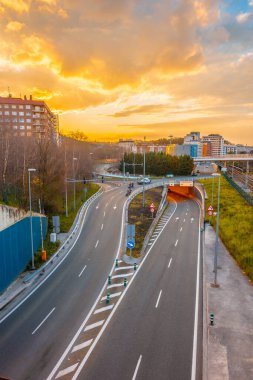 San Sebastian 'da gün batımından görünen bir yol, bir bahar sabahı turistik bir şehir. Gipuzkoa, Bask Ülkesi