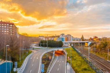 San Sebastian 'da gün batımından görünen bir yol, bir bahar sabahı turistik bir şehir. Gipuzkoa, Bask Ülkesi