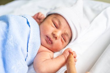 Hastanede yeni doğmuş bir bebek, hayatının ilk günü.
