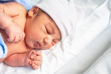 Hastanede yeni doğmuş bir çocuk, hayatın ilk günü, dinlenme, kopyalama alanı ve yapıştırma