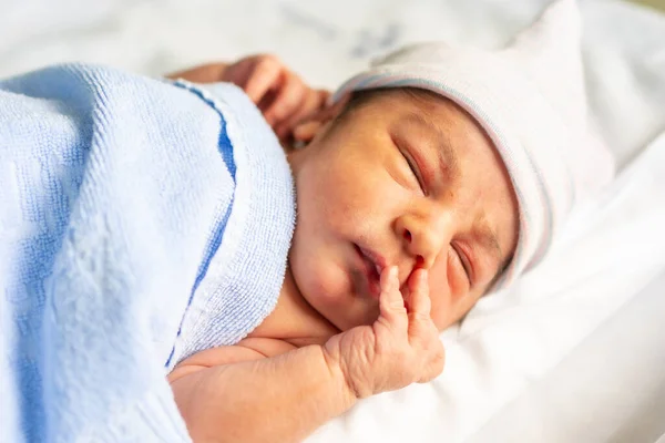 Menino Recém Nascido Hospital Primeiro Dia Vida Dormindo Descansando — Fotografia de Stock