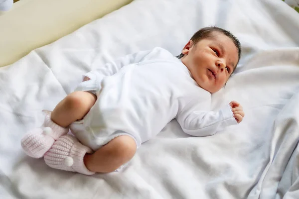 Rapaz Recém Nascido Hospital Primeiro Dia Vida Com Fato Branco — Fotografia de Stock