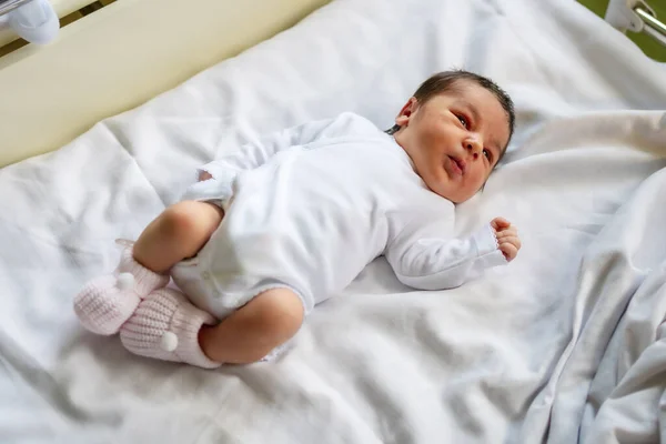Rapaz Recém Nascido Hospital Primeiro Dia Vida Com Fato Branco — Fotografia de Stock