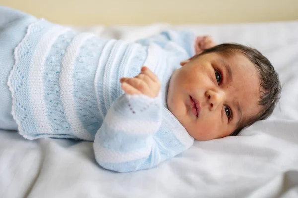 Menino Recém Nascido Hospital Primeiro Dia Vida Abrindo Olhos Pela — Fotografia de Stock