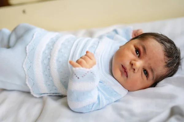 Menino Recém Nascido Hospital Primeiro Dia Vida Abrindo Olhos Pela — Fotografia de Stock