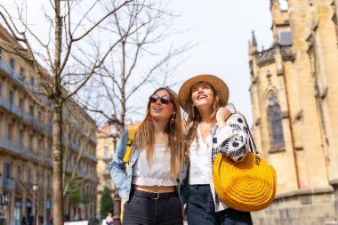Bir bahar sabahı, Gipuzkoa, San Sebastian şehrinde yürürken, şehirde tatil yapan turist arkadaşlarının yaşam tarzı.