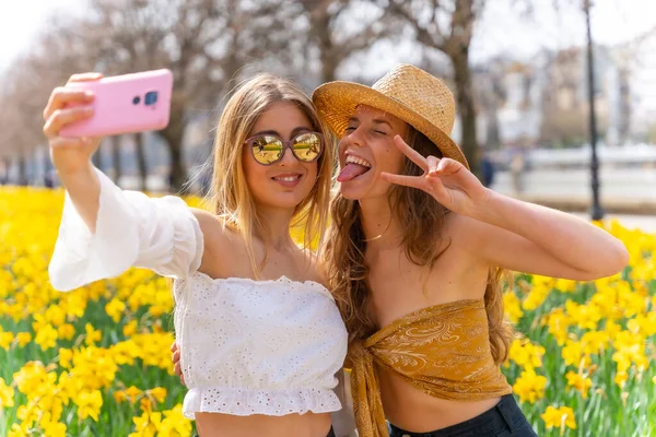 Amis Vacances Dans Ville Avec Des Chapeaux Paille Côté Belles — Photo