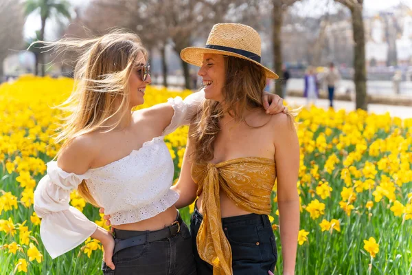 Przyjaciele Wakacjach Mieście Słomkowych Kapeluszach Obok Pięknych Żółtych Kwiatów Uśmiechnięci — Zdjęcie stockowe