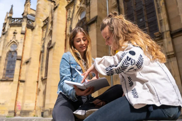 Zwei Junge Kaukasische Frauen Der Stadt Lesen Ein Buch Das — Stockfoto