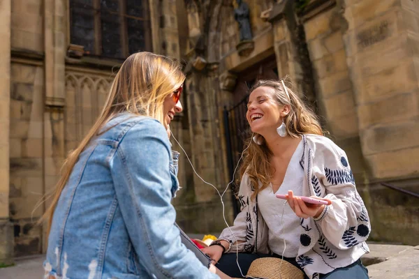 Ακούγοντας Μουσική Στην Πόλη Δύο Λευκές Φίλες Χαμογελούν Και Μοιράζονται — Φωτογραφία Αρχείου