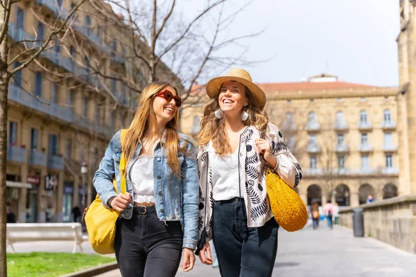 Estilo Vida Los Amigos Turísticos Vacaciones Ciudad Conociendo Ciudad San — Foto de Stock