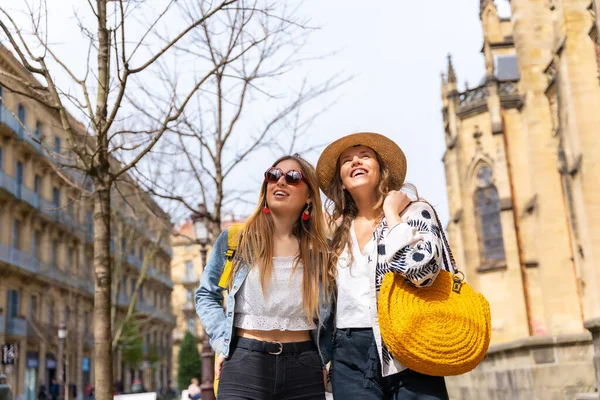 Styl Życia Przyjaciół Turystycznych Wakacjach Mieście Uśmiechnięty Spacerując Przez Miasto — Zdjęcie stockowe