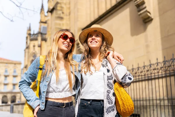 Styl Życia Przyjaciół Turystycznych Wakacjach Mieście Uśmiechnięty Ciesząc Się Wiosenne — Zdjęcie stockowe