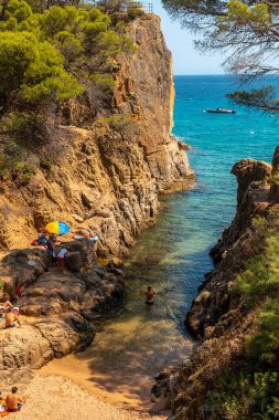 Cala Canyet 'deki Platja de Canyet' in Tossa de Mar kasabasının yanındaki küçük plajı. Girona, Costa Brava