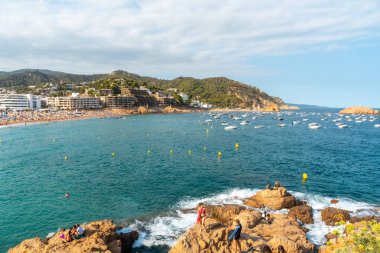 Costa Brava 'da Tossa de Mar, Girona' nın plajındaki duvarın manzarasına bakın.