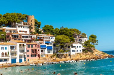 Yazın Begur kıyısındaki Sa Tuna Kıyı Belediyesi, Girona