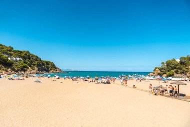 Yazın Begur kıyısındaki Sa Riera belediyesinin plajı Girona