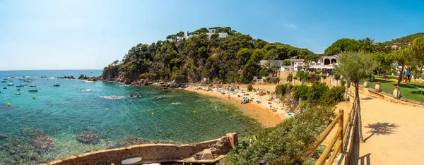 Cala Canyet 'de Tossa de Mar kasabasının yanında panoramik. Girona, Costa Brava
