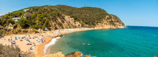 Cala Canyet 'teki Platja dels Canyerets plajının panoramik manzarası Tossa de Mar kasabasının yanında. Girona, Costa Brava