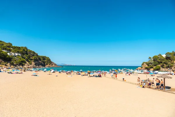 Yazın Begur kıyısındaki Sa Riera belediyesinin plajı Girona