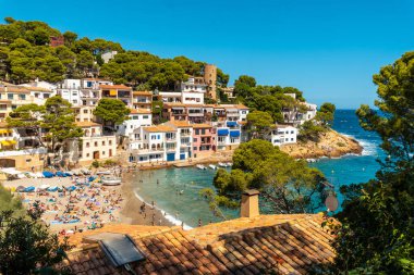 Yazın Begur kıyısındaki Sa Tuna Kıyı Belediyesi, Girona