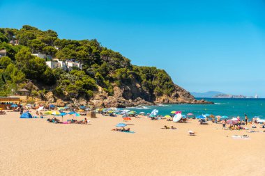 Yazın Begur kıyısındaki Sa Riera belediyesinin plajı Girona