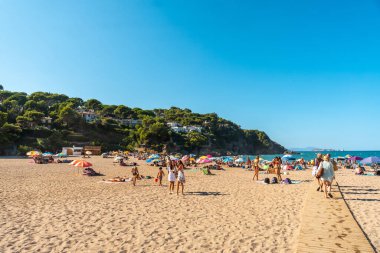 Yazın Begur kıyısındaki Sa Riera belediyesinin plajı Girona