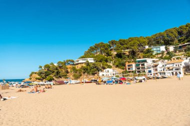 Yazın Begur kıyısındaki Sa Riera belediyesinin plajı Girona