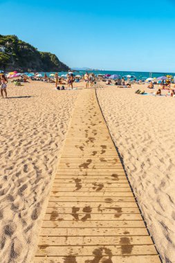 Yazın Begur kıyısındaki Sa Riera belediyesinin plajı Girona