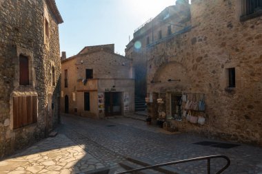 Dostlar ortaçağ köyü, tarihi merkezin sokakları, Kosta Brava 'da Girona.