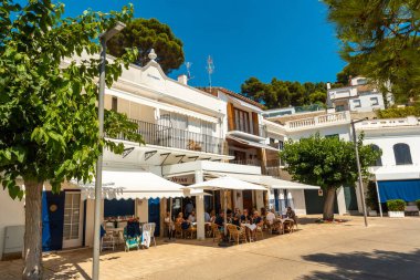 Girona yazında Llafranc sahilinde yürümek Katalonya 'nın Costa Brava' sında