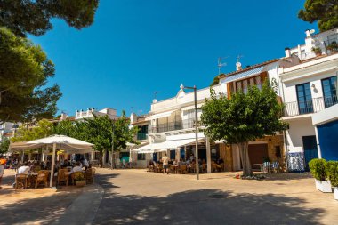 Girona yazında Llafranc sahilinde yürümek Katalonya 'nın Costa Brava' sında
