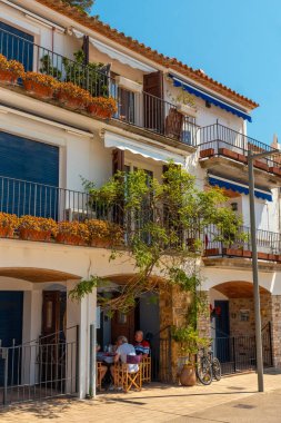 Girona yazında Llafranc sahilinde yürümek Katalonya 'nın Costa Brava' sında