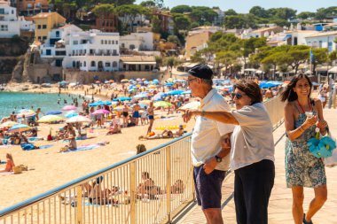Yazın Llafranc sahilinde yaşlı bir çift Girona 'da Katalonya' da Costa Brava 'da