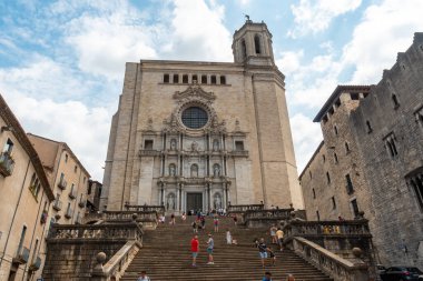 Girona Ortaçağ Şehri, Girona Katedrali 'nde yaz tatilinde turistler