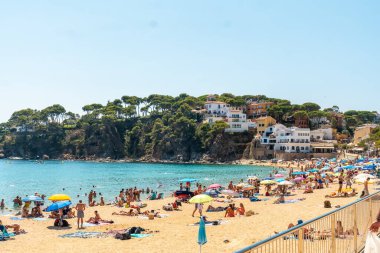 Girona yazında Katalonya 'nın Costa Brava' sında insanlarla dolu Llafranc plajı