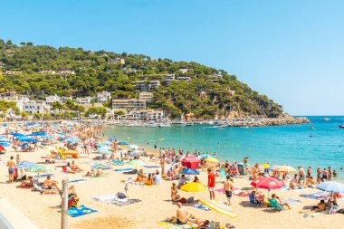 Girona yazında Katalonya 'nın Costa Brava' sında insanlarla dolu Llafranc plajı