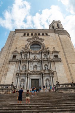 Girona Ortaçağ Şehri, Girona Katedrali 'nde yaz tatilinde turistler
