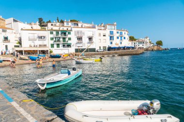 Yazın Kadavra 'nın güzel sahillerinde beyaz evler, Katalonya' nın Costa Brava 'sında bir şehir, Girona