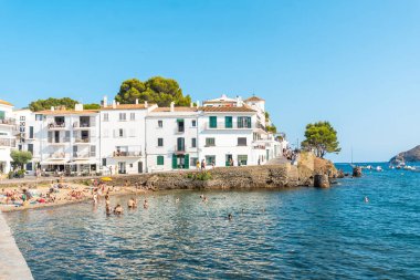İnsanlar yazın Kadavra 'nın güzel sahillerinde yıkanıyor. Katalonya' nın Costa Brava 'sı Girona' da bir şehir.