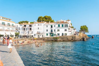 Yazın Kadavra 'nın güzel sahillerinde beyaz evler, Katalonya' nın Costa Brava 'sında bir şehir, Girona