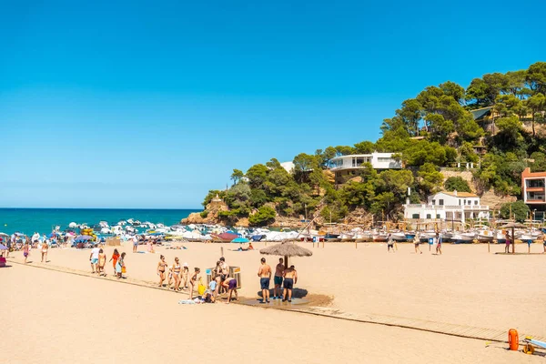 Yazın Begur kıyısındaki Sa Riera belediyesinin plajı Girona