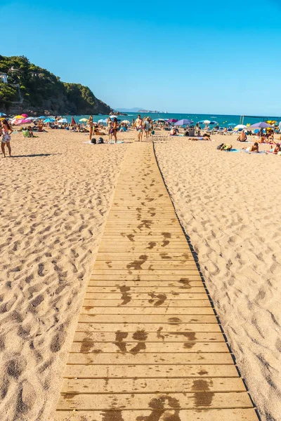 Yazın Begur kıyısındaki Sa Riera belediyesinin plajı Girona